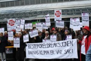 17. april 2012: femti besteforeldre troppet opp ved Statoils hovedkontor på Vækerø, med ståltrommer lånt fra Greenpeace. “Besteprotesten” mot tjæresand var støttet av 28 organisasjoner. 