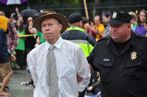 James Hansen i demonstrasjon mot tjæresand. «Å bli arrestert er ikke så ille. Fu får det på rullebladet, men det er ikke så farlig når du er over 60 år.» 