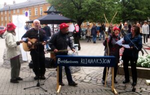 Besteforeldrenes humørfylte rangleorkester i aksjon på Nordre gate i Trondheim. Orkesterleiar Ola Dimmen med gitar.