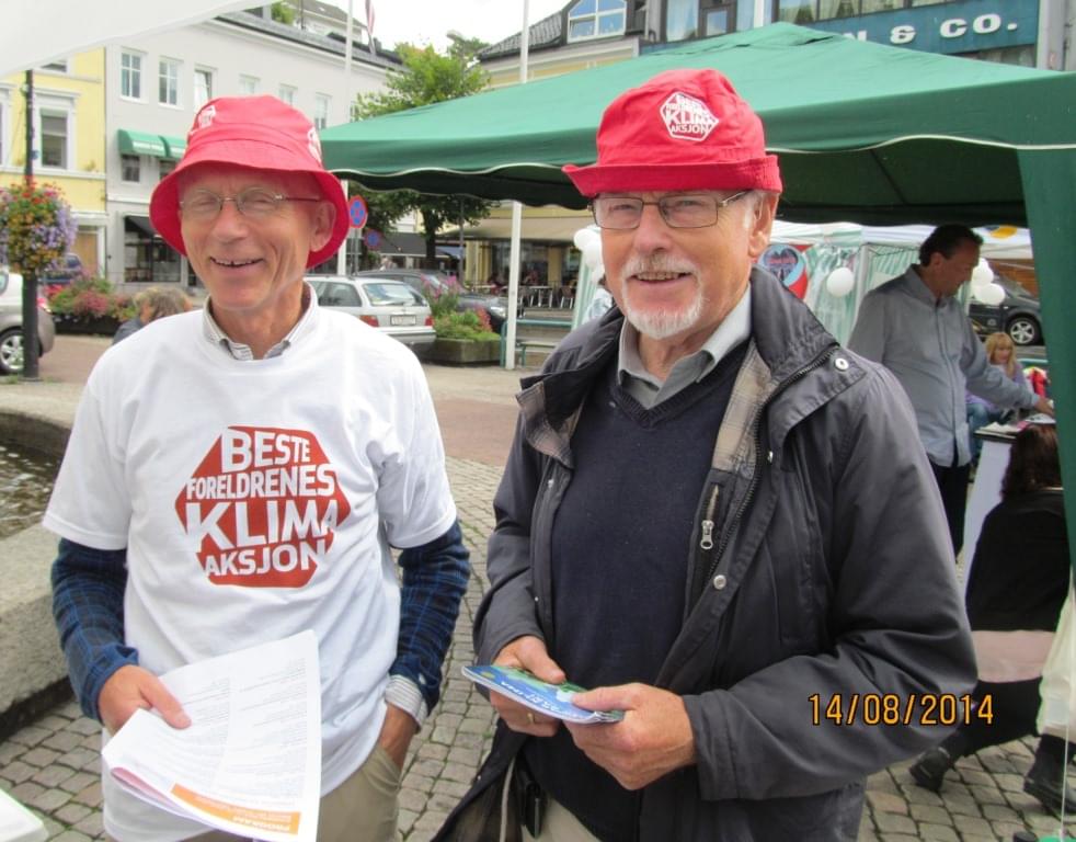 Med godt humør på Besteforeldreens stand i Arendal. Finn Bjørnar Lund fra Oslo og Gunnar Kvåle.