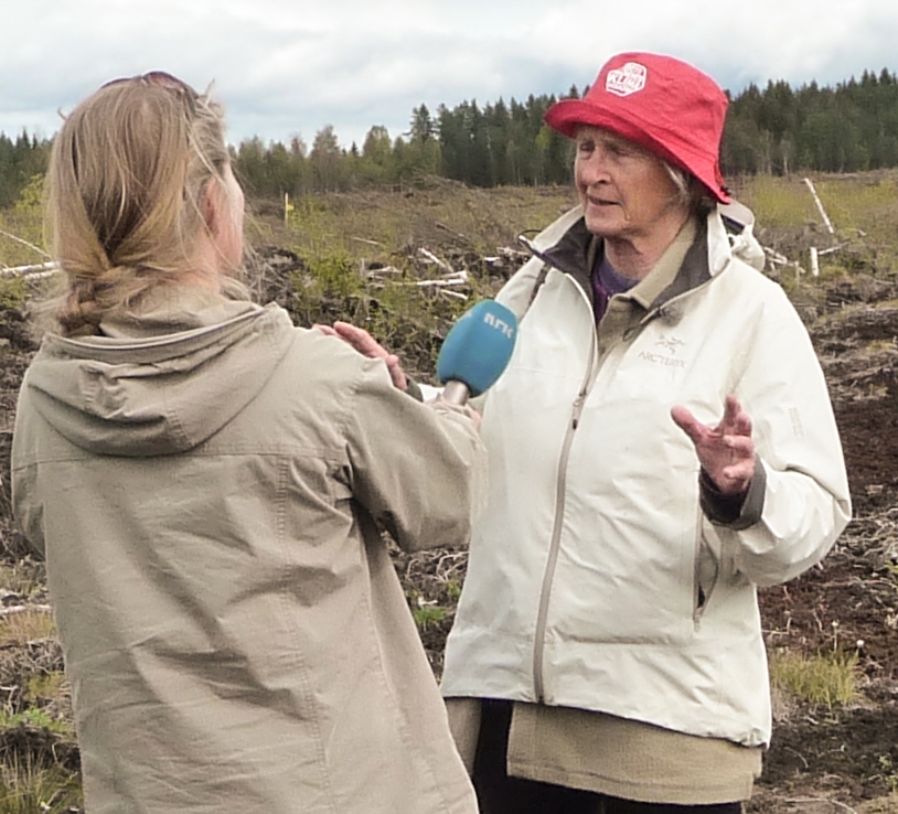 Astrid Sandvik intervjues av NRK Østlandssendingen. «Heller ikke jeg visste hvor alvorlig dette er, før jeg begynte å engasjere meg.» Foto: Ivan Chetwynd