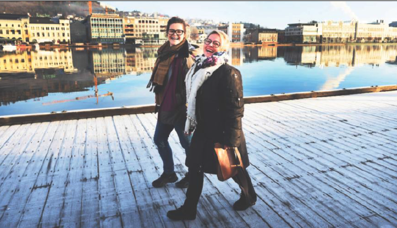 Ingeborg Hanto (KFUM/KFUK) (t.v.) og Turid Lilleheie (Besteforeldrenes Klimaaksjon) forener generasjonene og går i bresjen for en vinterlig klimafestival i Drammen. Foto: Tore Sandberg, Drammens Tidende.