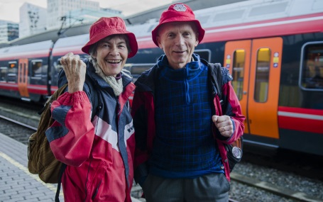 Finn Bjørnar Lund og Linda Parr klar til å gå ombord i Klimatoget til Paris i desember 2015.
