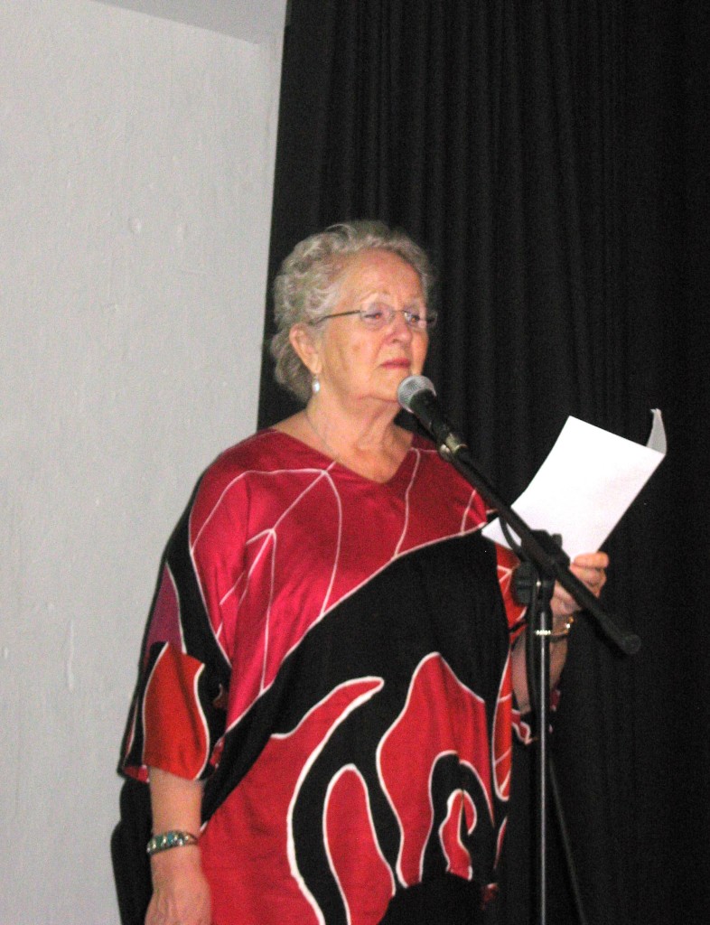 Birgitte Grimstad, freds- og miljøaktivist siden 1960-tallet, underholdt med sang og opplesing.