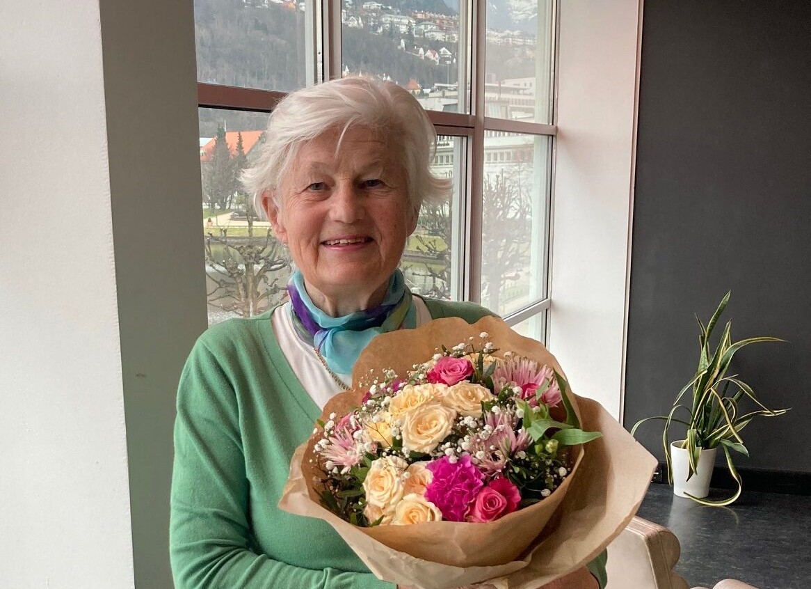 Bjorghild-med-blomst-rotated