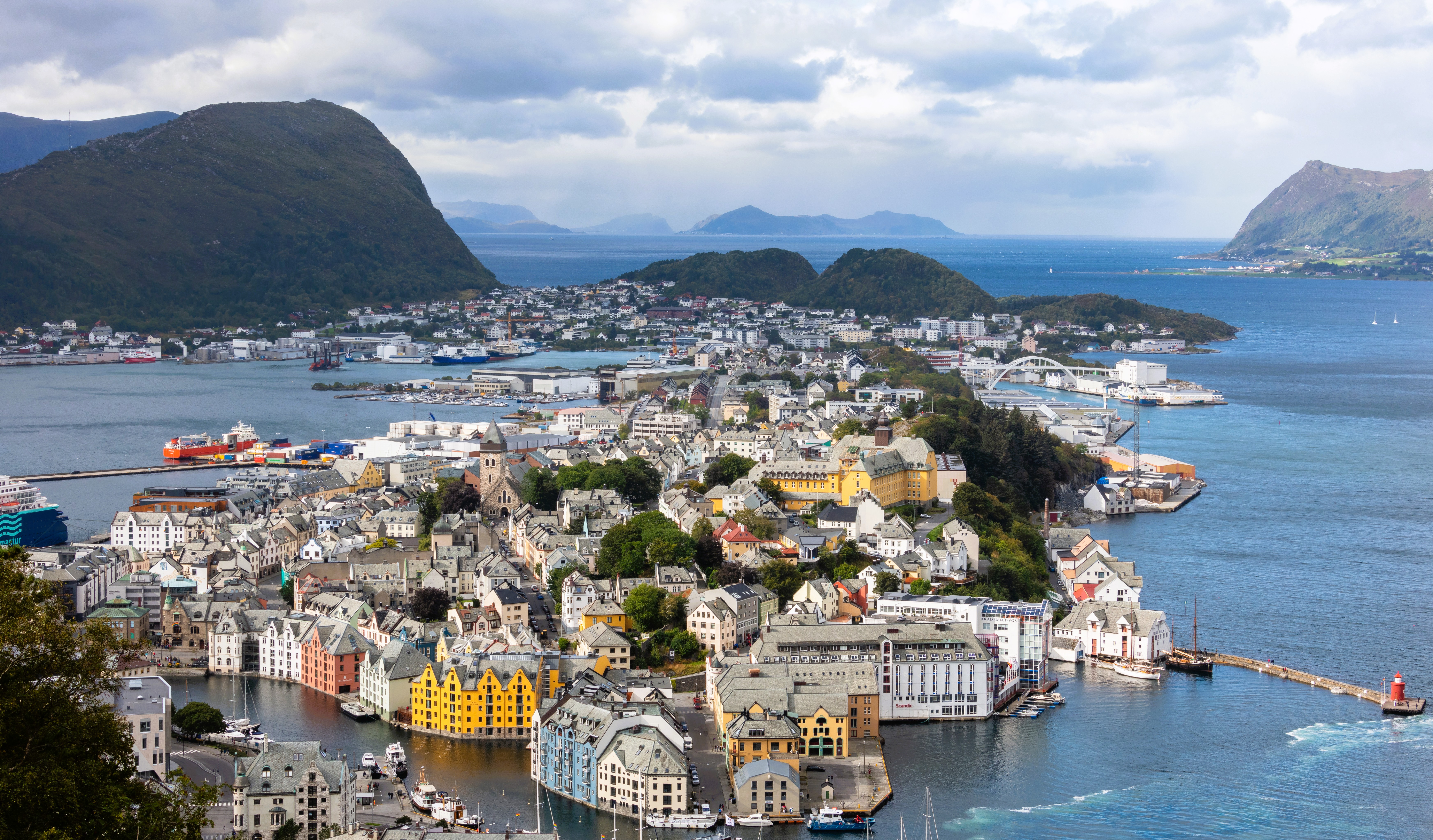 Ålesund sett fra byfjellet Aksla. Foto Diego Delso License CC-BY-SA