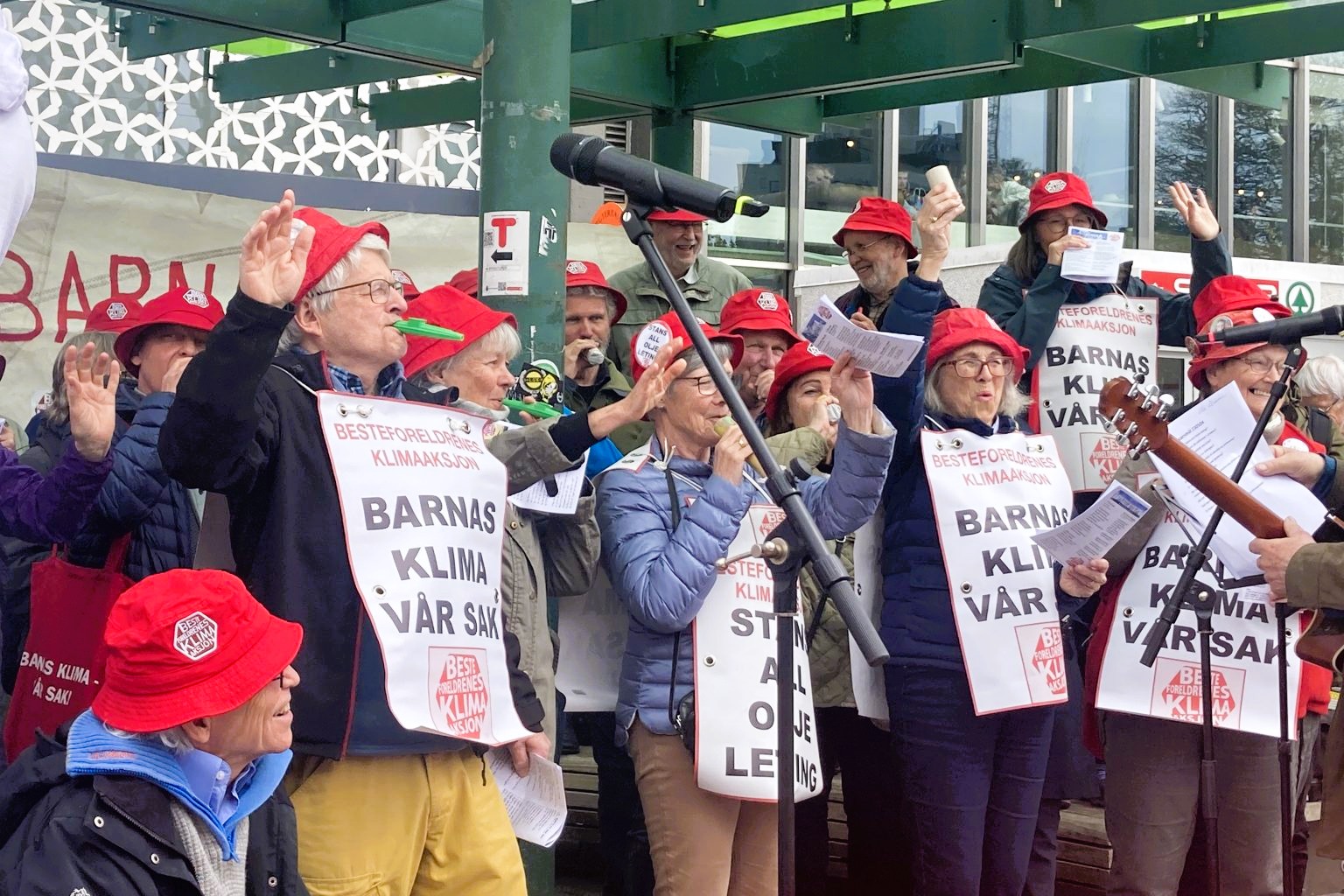 Med kazoo og sang mot oljemakta. Muntert øyeblikk fra Stavanger – et av mange gjengitt i BKAs jubileumshefte.