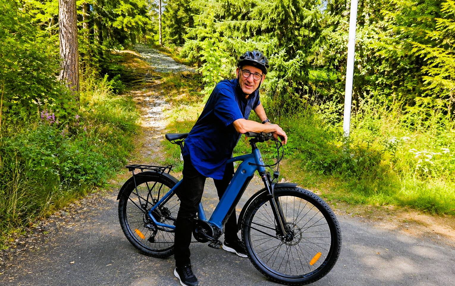 lasse sykkel skog