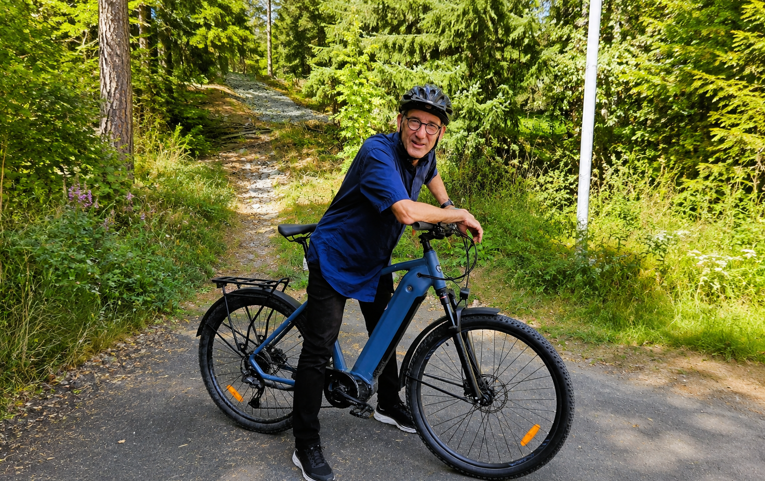 lasse sykkel skog